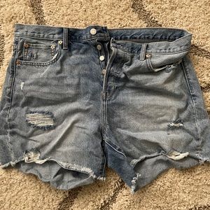 🗣 GAP distressed boyfriend shorts
